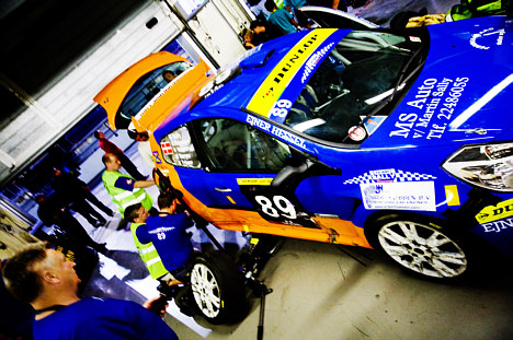 Der arbejdes på højtryk for at reparere bagenden på Renault'en under Dan Träger's ufrivillige pitstop.